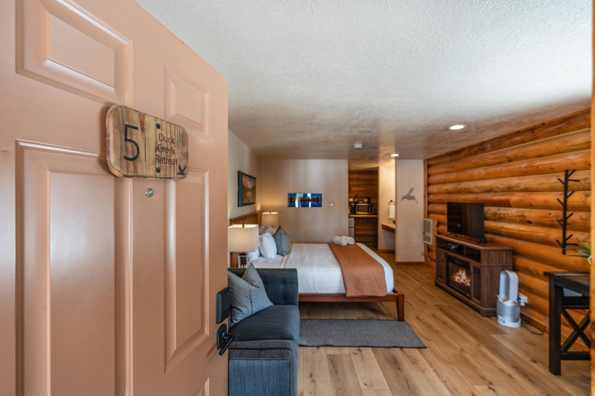 Duck Creek Village Inn *