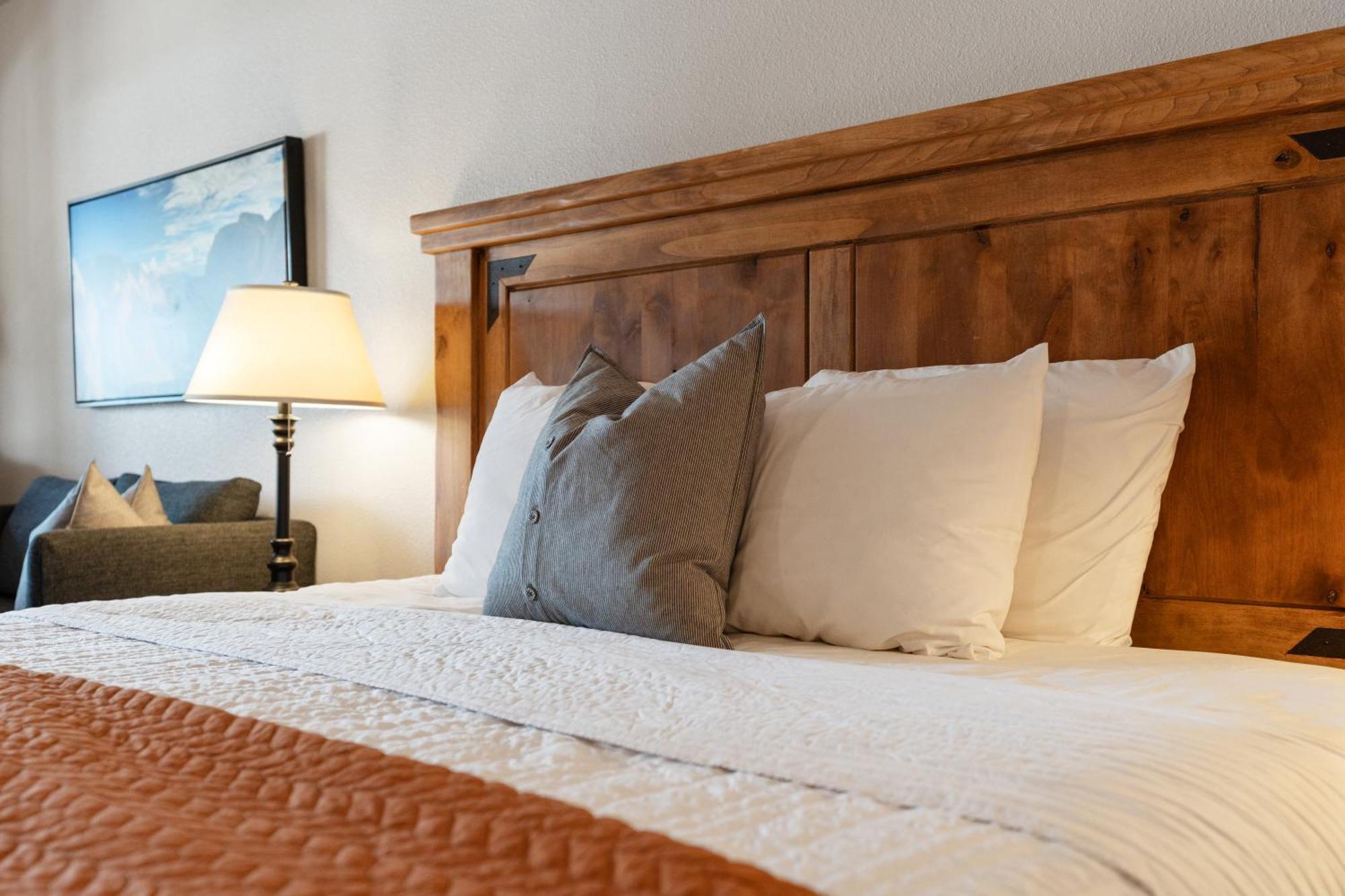 Duck Creek Village Inn Lodge *